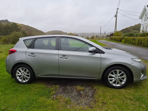 Toyota Auris 2013 photo 2