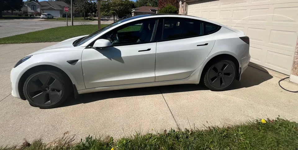 Tesla Model 3 2023 photo 2