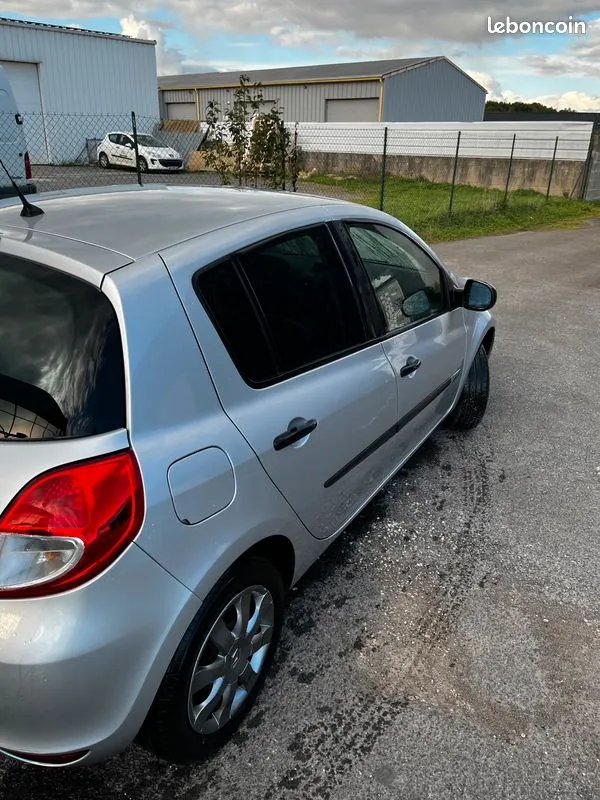 Renault Clio 2012 photo 2