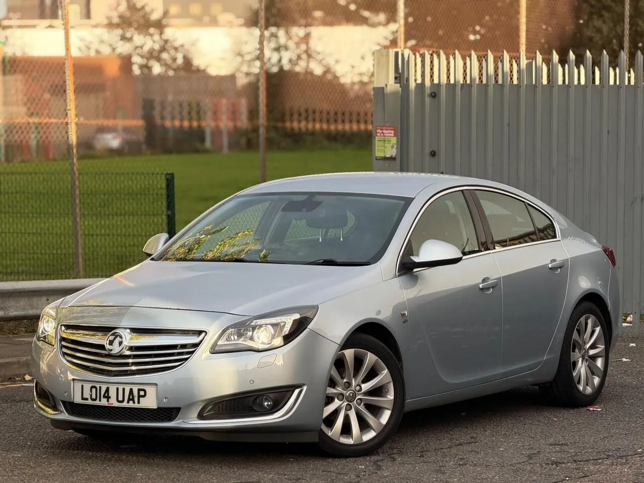 Vauxhall Insignia 2014 photo 2