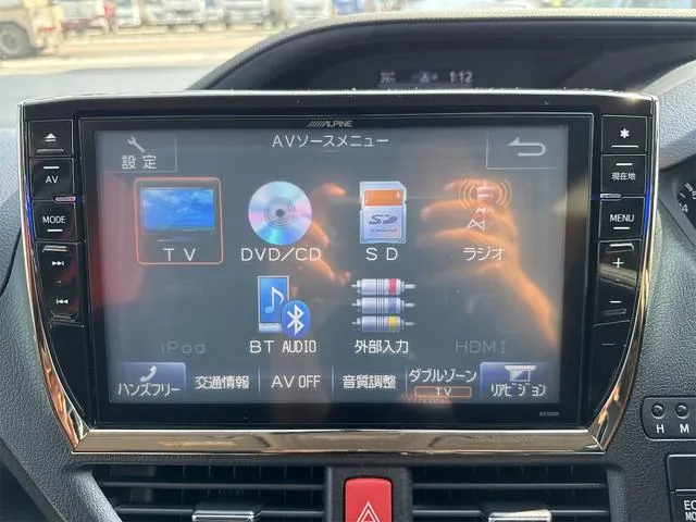 Toyota Voxy 2014 photo 3