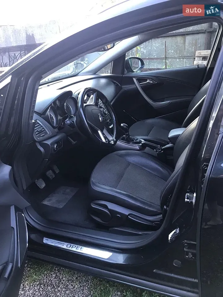 Opel Astra 2011 photo 4