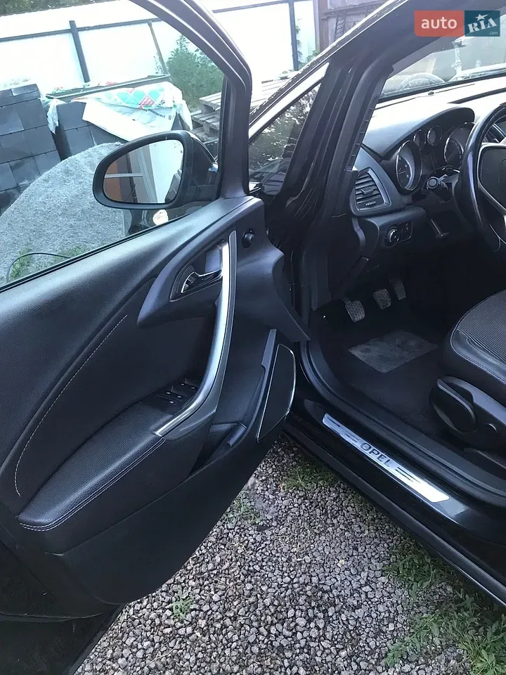 Opel Astra 2011 photo 3