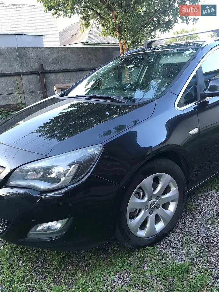 Opel Astra 2011 photo 2