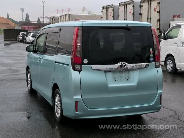 Toyota Noah 2017 photo 3