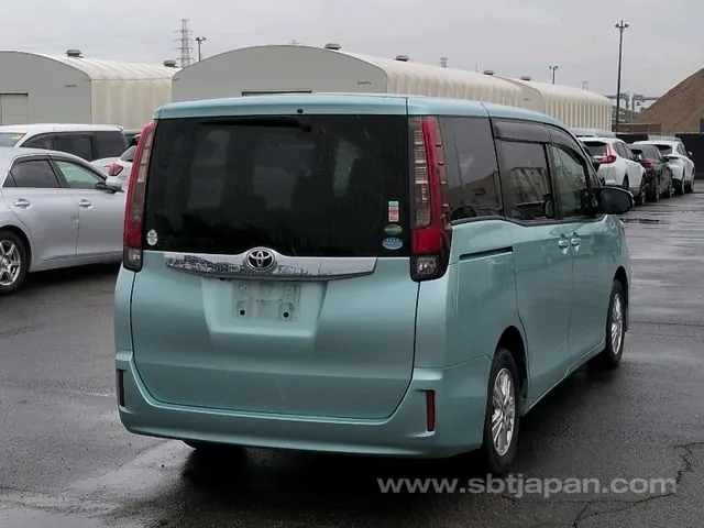 Toyota Noah 2017 photo 4