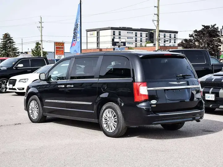 Chrysler Town & Country 2016 photo 4