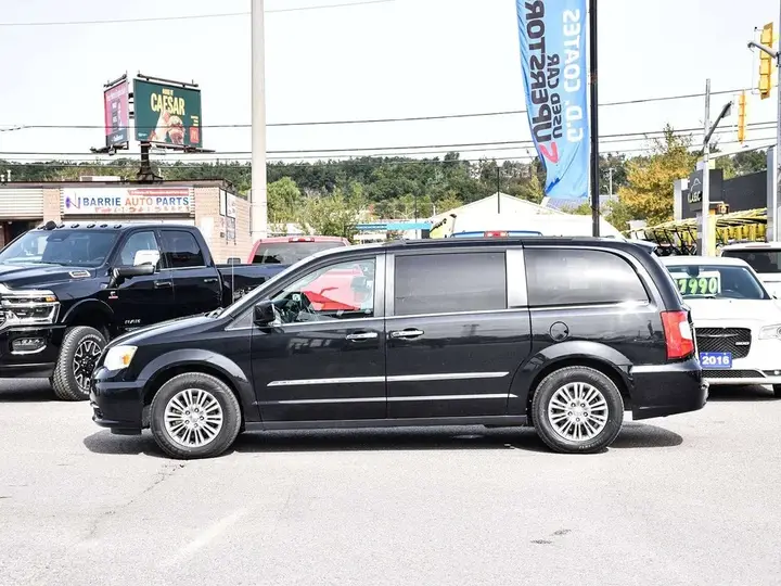 Chrysler Town & Country 2016 photo 3