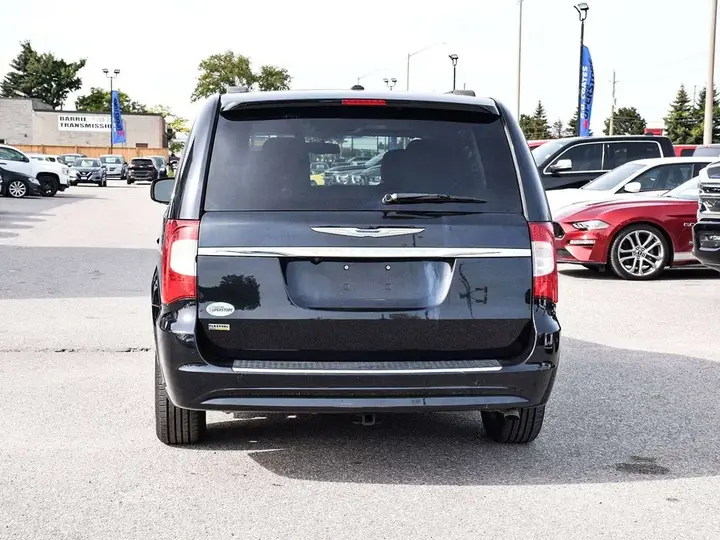 Chrysler Town & Country 2016 photo 5