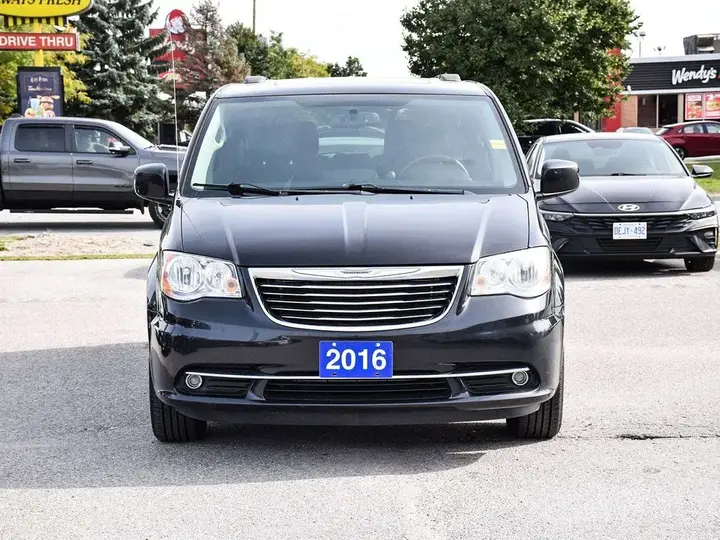 Chrysler Town & Country 2016 photo 2