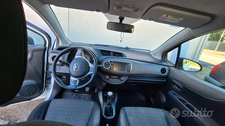 Toyota Yaris 2014 photo 2