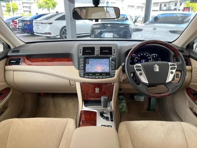 Toyota Crown Royal 2012 photo 2