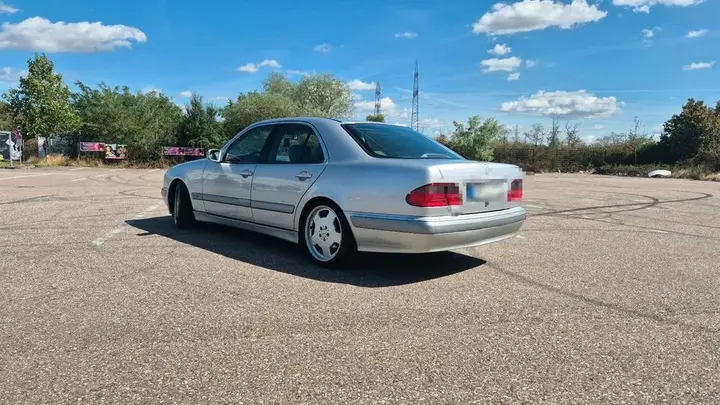Mercedes-Benz E240