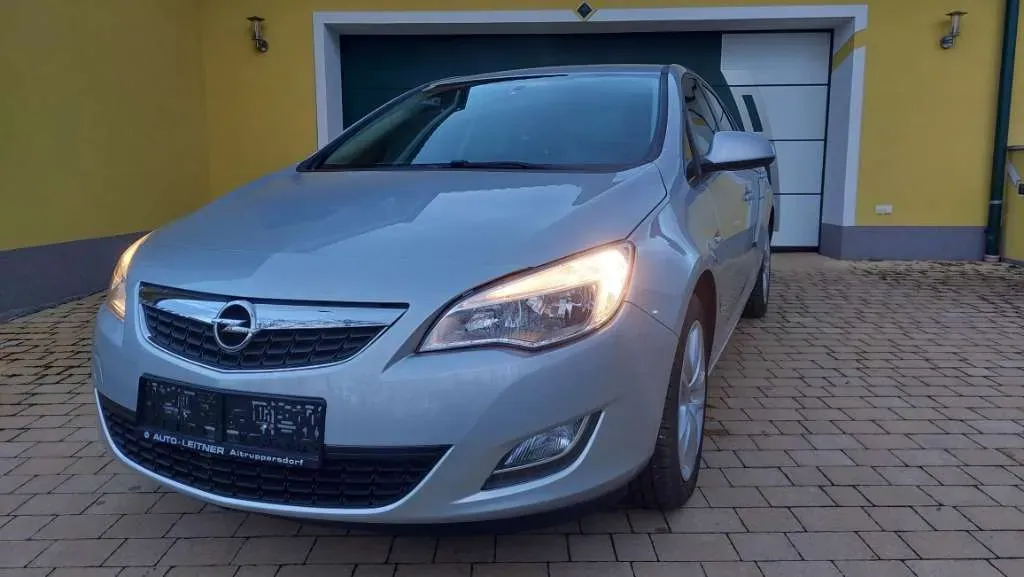 Opel Astra 2012 photo 3