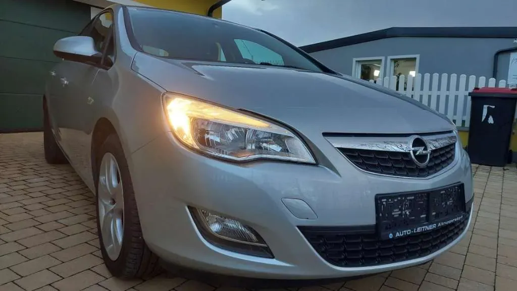 Opel Astra 2012 photo 2