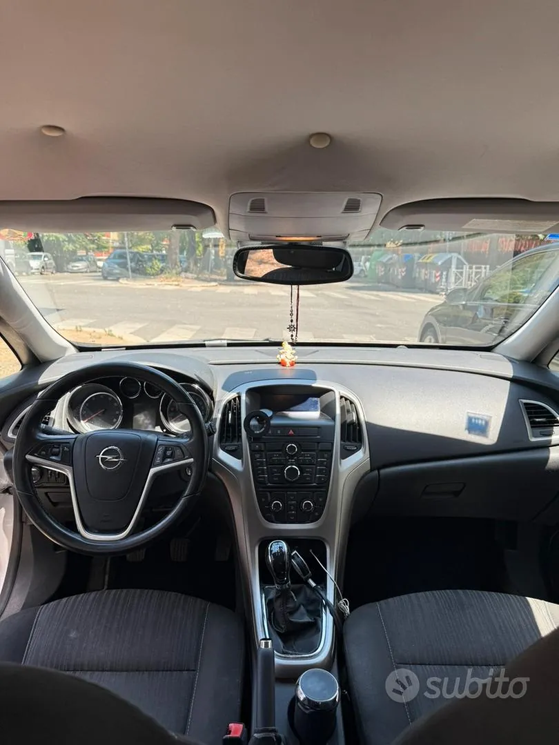 Opel Astra 2011 photo 2