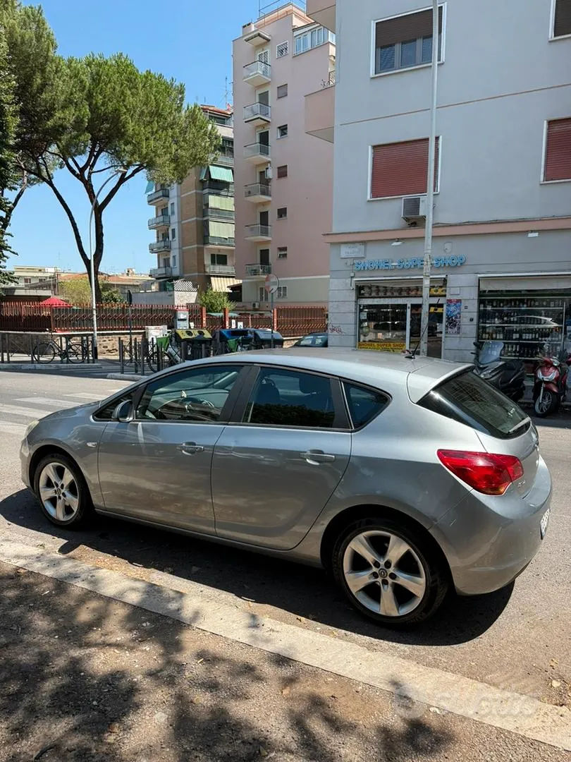 Opel Astra 2011 photo 3