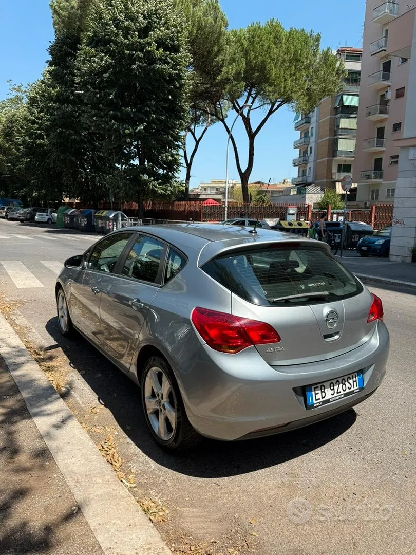 Opel Astra 2011 photo 4