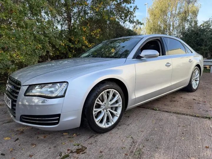 Audi A8 2011 photo 2