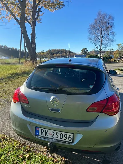 Opel Astra 2011 photo 2