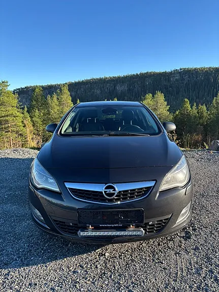 Opel Astra 2011 photo 2