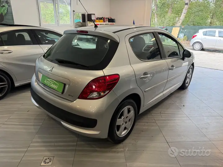 Peugeot 207 2011 photo 3