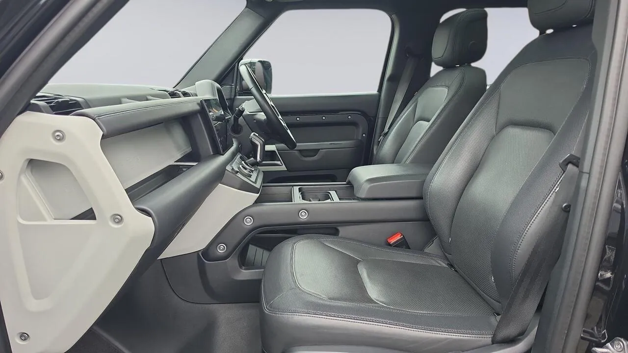 Land Rover Defender 110 2023 photo 3