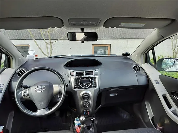 Toyota Yaris 2011 photo 4