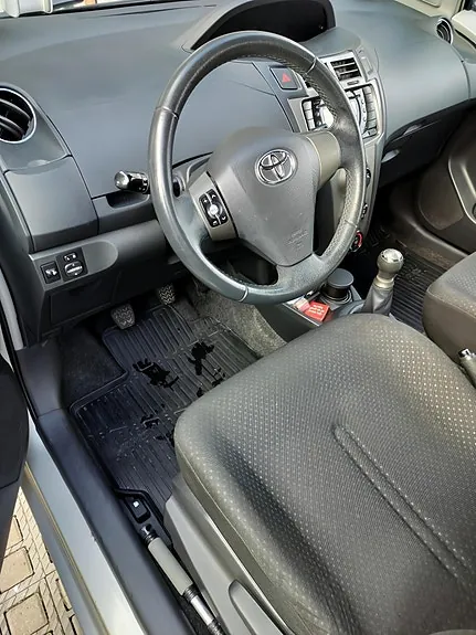 Toyota Yaris 2011 photo 2