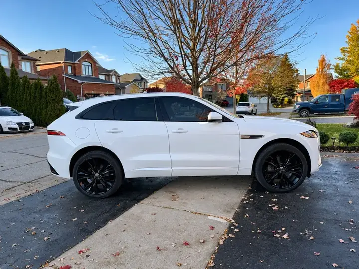 Jaguar F-Pace 2024 photo 2