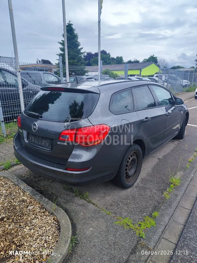 Opel Astra J 2012 photo 2