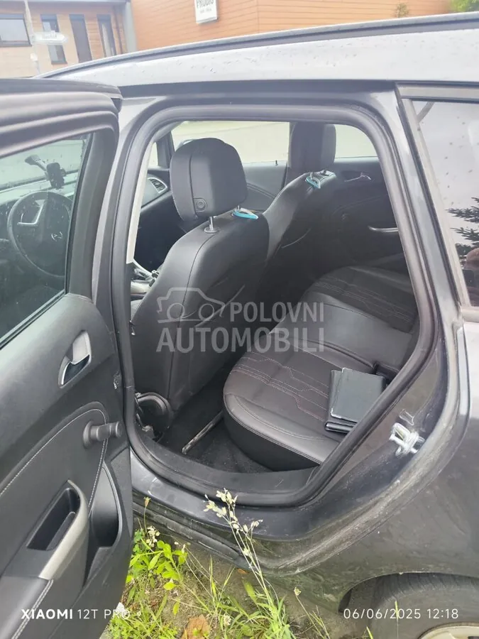 Opel Astra J 2012 photo 4