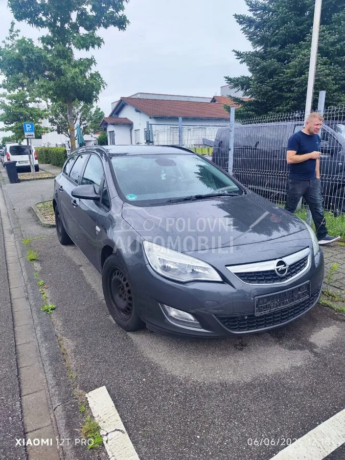 Opel Astra J 2012 photo 3
