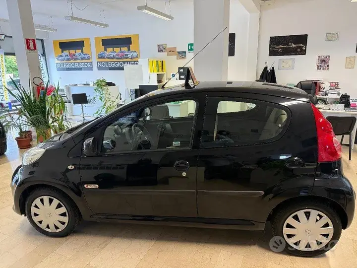 Peugeot 107 2008 photo 2
