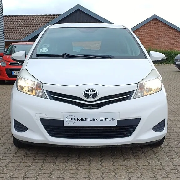 Toyota Yaris 2011 photo 2