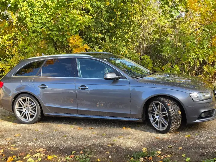 Audi A4 2012 photo 2