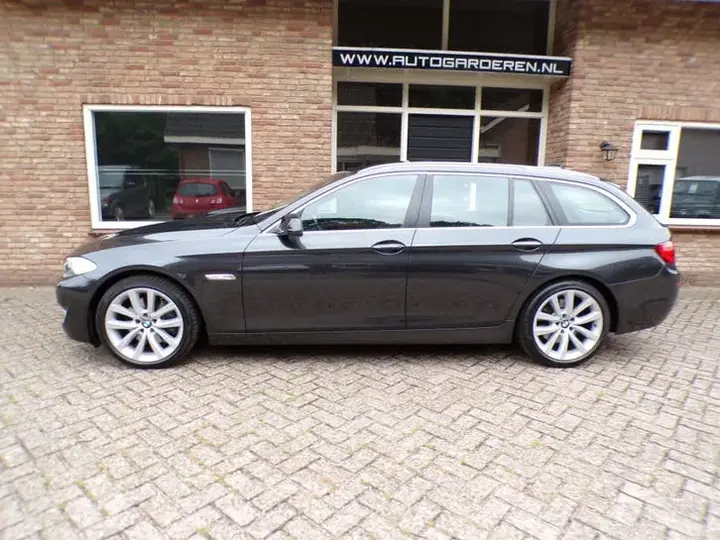 BMW 5 Series 2011 photo 2