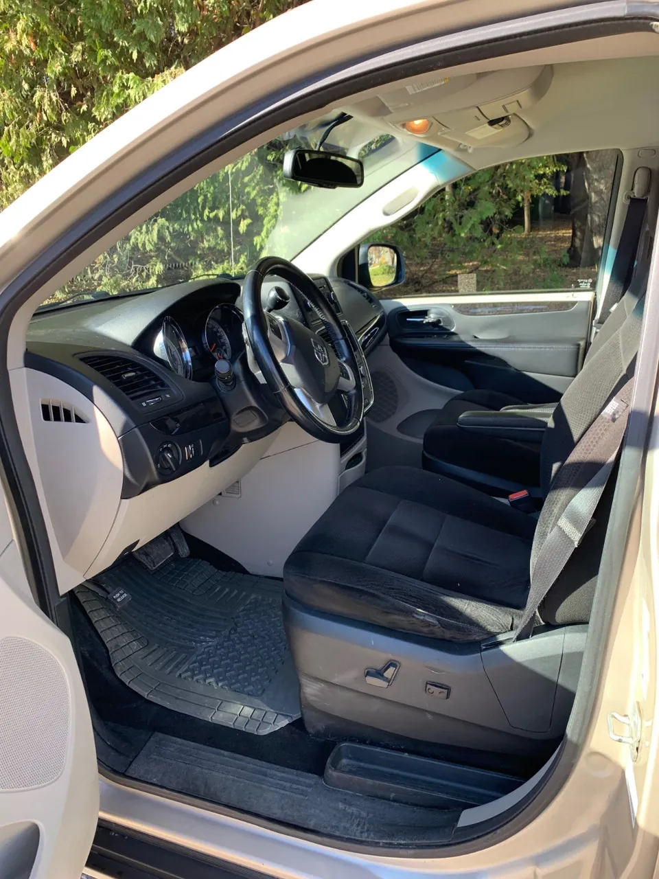 Dodge Grand Caravan 2012 photo 3