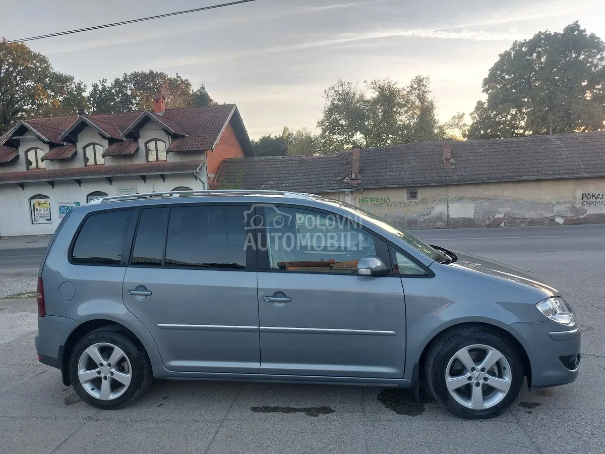 Volkswagen Touran 2009 photo 2