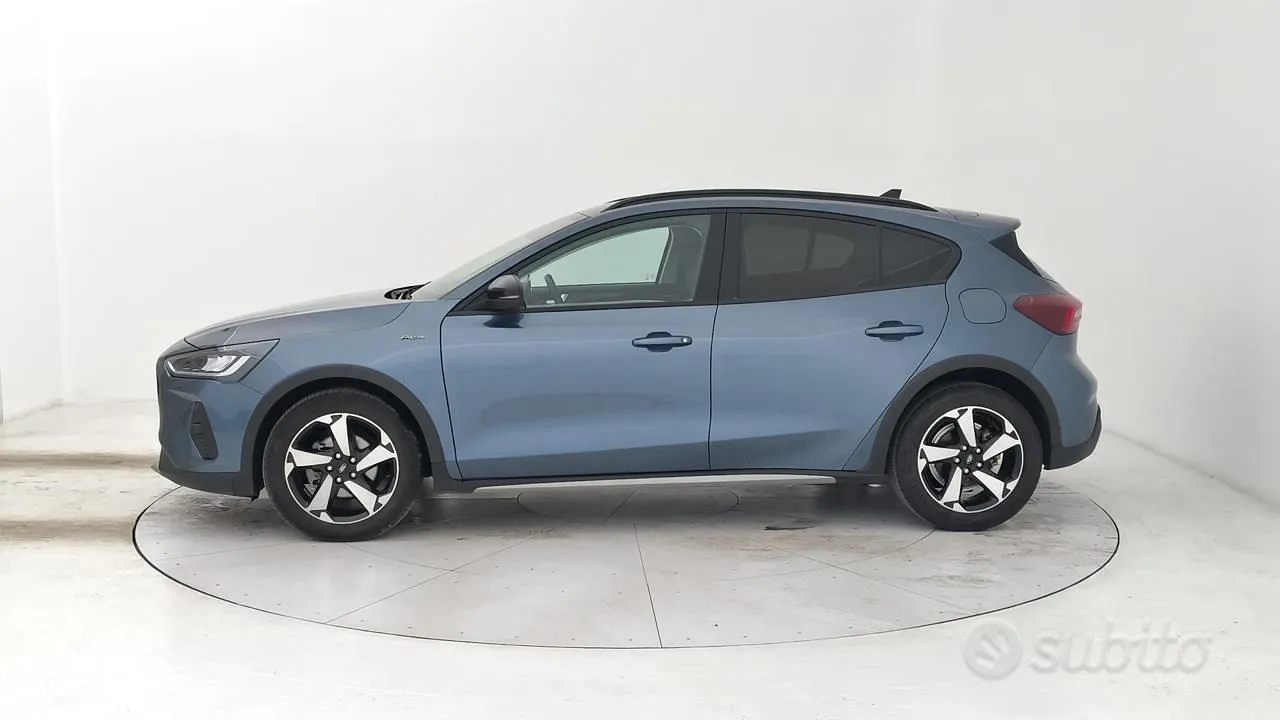 Ford Focus 2023 photo 2