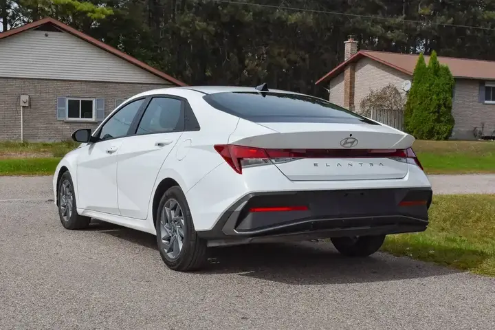 Hyundai Elantra 2026 photo 5