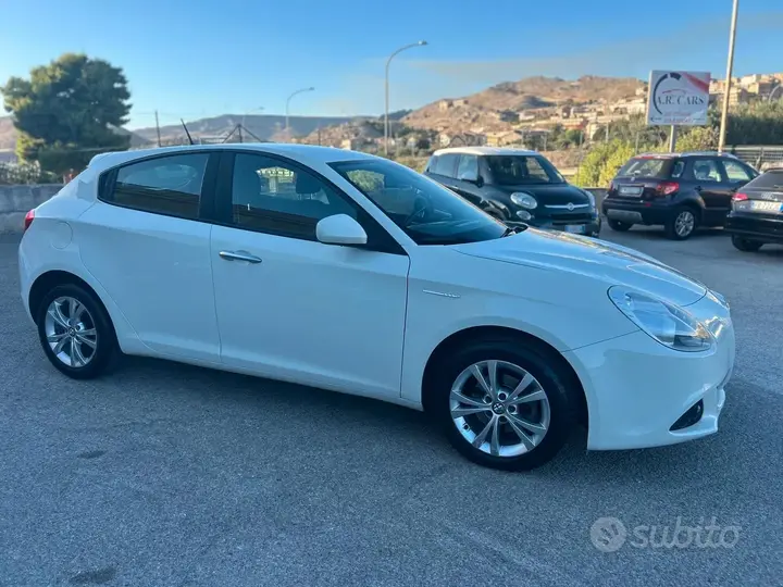 Alfa Romeo Giulietta 2013 photo 2