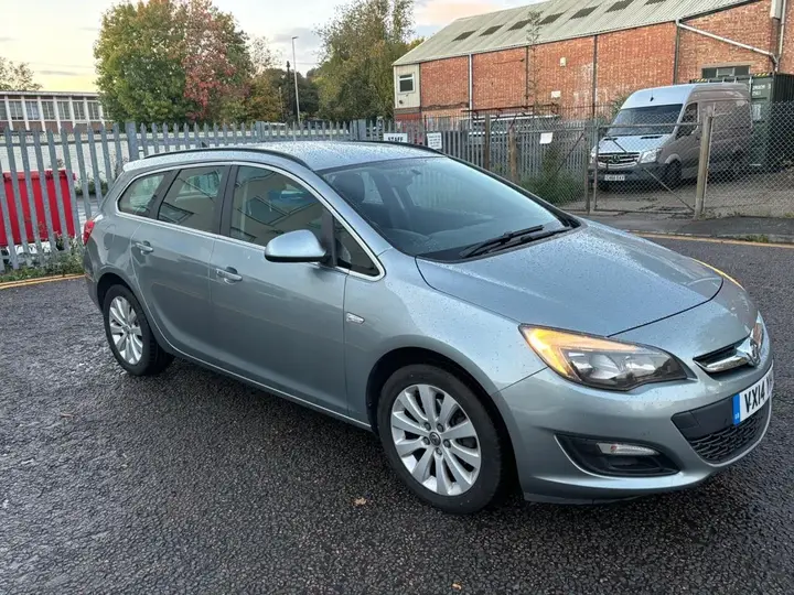 Vauxhall Astra 2014 photo 2