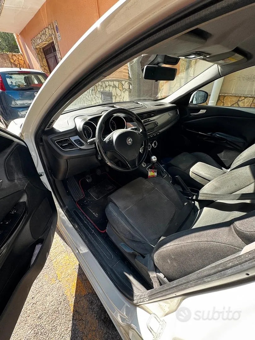 Alfa Romeo Giulietta 2010 photo 5