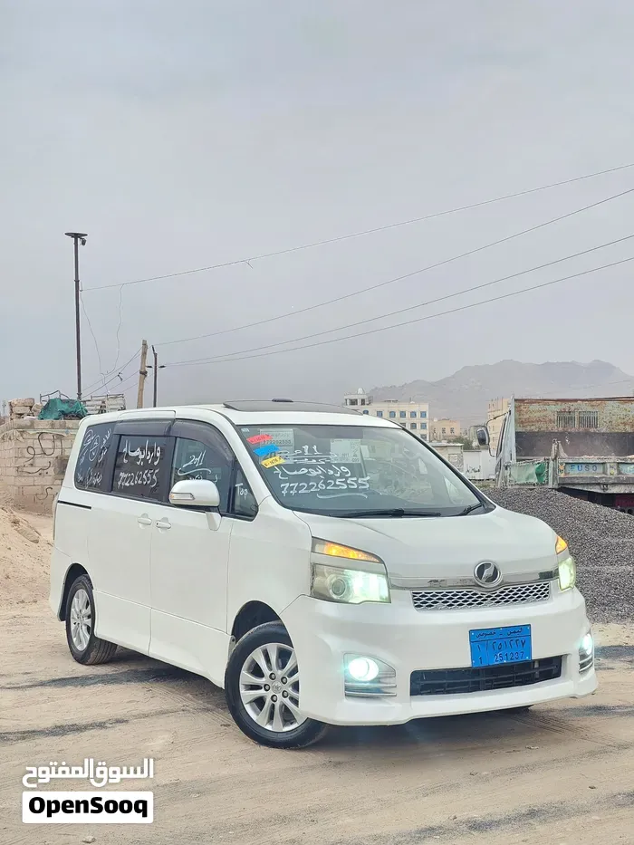 Toyota Voxy 2013 photo 5