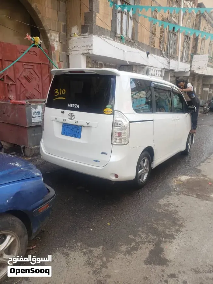 Toyota Voxy 2013 photo 4