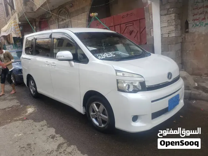 Toyota Voxy 2013 photo 3