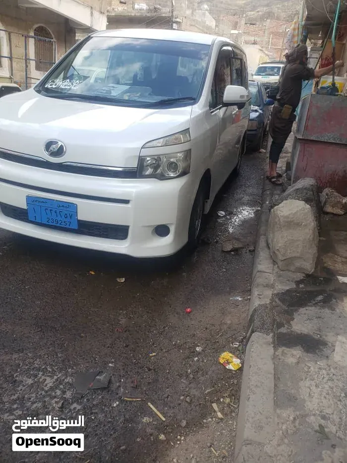 Toyota Voxy 2013 photo 2