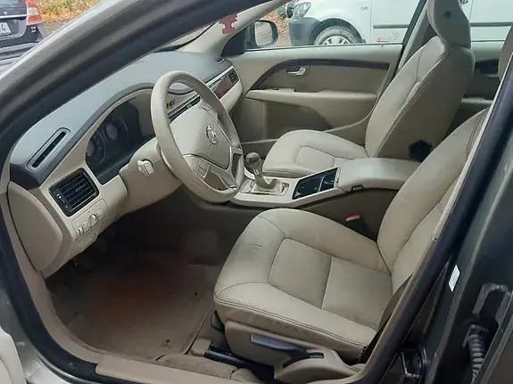 Volvo V70 2010 photo 2