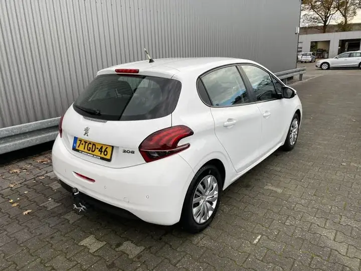 Peugeot 208 2013 photo 2